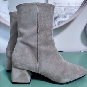 Maguire Elegant Tan Suede Ankle Boots, size 37
